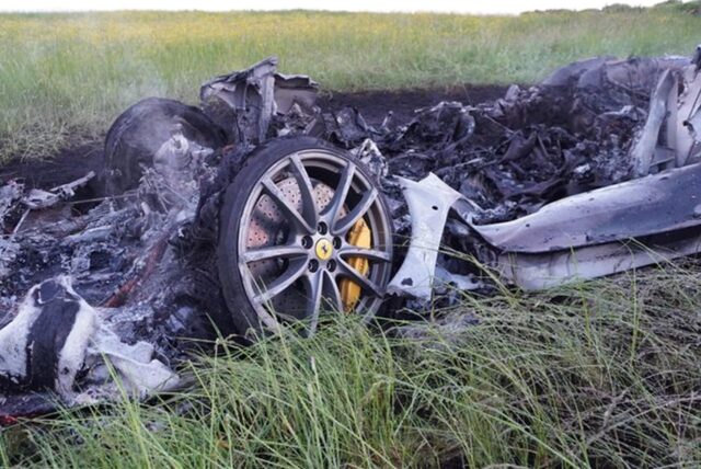 Die Überreste eines verbrannten Sportwagens liegen nach einem Unfall an einem Feld.