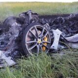 Die Überreste eines verbrannten Sportwagens liegen nach einem Unfall an einem Feld.