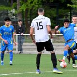 Furkan Kiymaz schaut auf einen Zweikampf.
