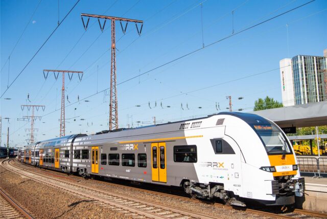 Ein RRX-Zug steht am Hauptbahnhof in Dortmund.
