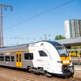 Ein RRX-Zug steht am Hauptbahnhof in Dortmund.