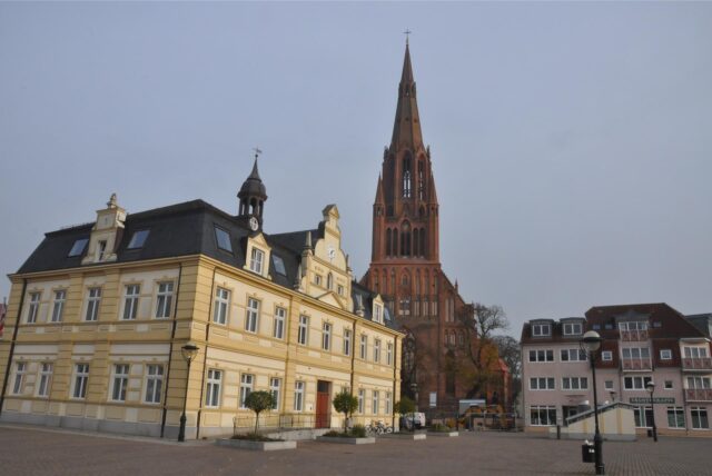 Rathaus und Kirche