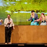 So einen niedlichen Bären jagt man doch nicht: Siegfried (Daniel Frank) mit dem Bären zu Besuch bei den Rheintöchtern (Sooyeon Lee, Tanja Christine Kuhn, Ruth Katharina Peeck)