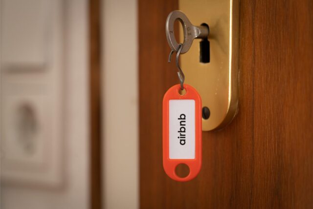 «airbnb» steht auf einem Schlüsselanhänger.