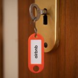 «airbnb» steht auf einem Schlüsselanhänger.