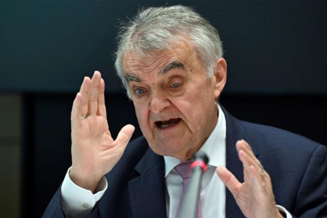 Herbert Reul (CDU), Innenminister von Nordrhein-Westfalen, gestikuliert während einer Pressekonferenz.