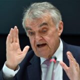 Herbert Reul (CDU), Innenminister von Nordrhein-Westfalen, gestikuliert während einer Pressekonferenz.