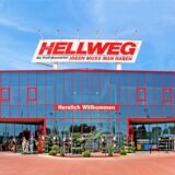 Schriftzug „Hellweg“ an der Außenfassade eines Marktes.