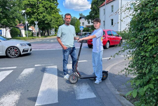 Der Unfall ereignete sich am Kreisverkehr an der Iserlohner Straße nahe dem Wohnpark Süd und dem Lidl-Markt – hier der verunglückte Noah mit seinem Vater Marco Nagel.