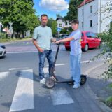Der Unfall ereignete sich am Kreisverkehr an der Iserlohner Straße nahe dem Wohnpark Süd und dem Lidl-Markt – hier der verunglückte Noah mit seinem Vater Marco Nagel.