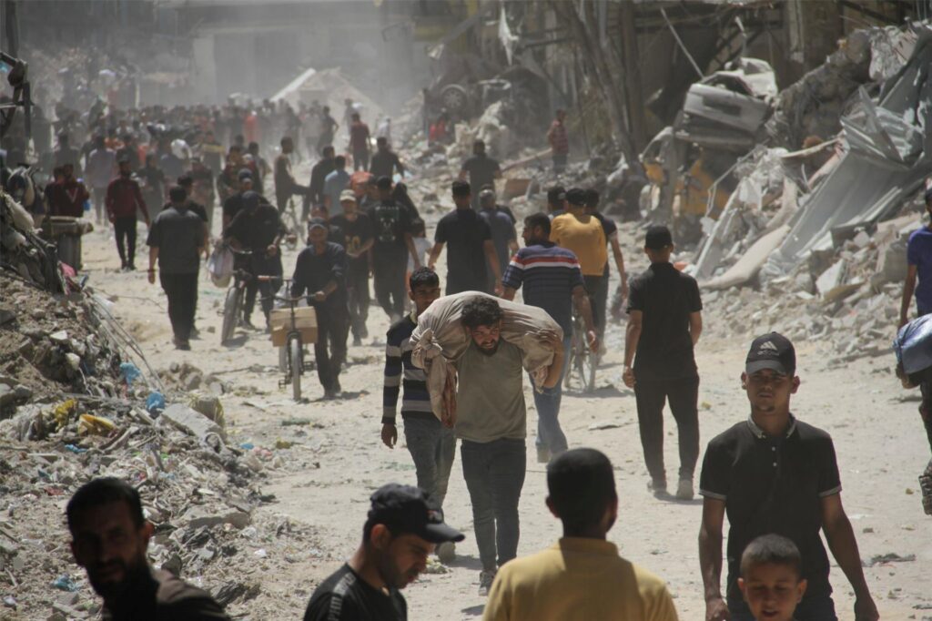 Vertriebene Palästinenser halten sich im nördlichen Gazastreifen auf. 