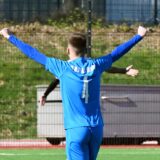 Michel Mentrop von der Reserve des SV Westfalia Rhynern reißt die Arme hoch.