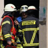 Einsatzkräfte der Feuerwehr Dortmund bei einem Brand.