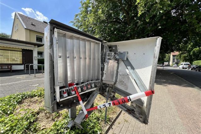 Ein gesprengter Zigarettenautomat in der Straße Mersch in Kamen