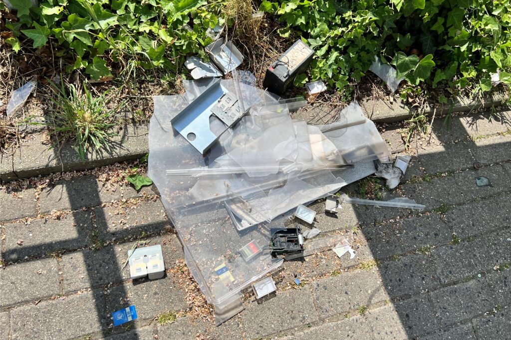 Teile eines aufgesprengten Zigarettenautomaten liegen auf dem Boden