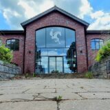 Die Liegenschaft des früheren Reitsportfachgeschäfts Equitan in Unna steht erneut im Zwangsversteigerungskalender am Amtsgericht Unna. Derweil versucht ein Makler, für 5,5 Millionen Euro einen Käufer zu finden.