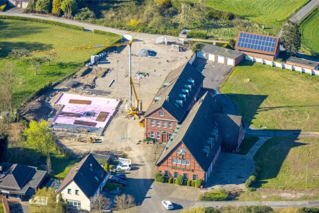 Links neben Haus Kreutzkamp baut die Volksbank Selm-Bork zwei Mehrfamilienhäuser. Auch rechts davon soll gebaut werden. Gegen das Vorhaben, dort drei dreigeschossige Mehrfamilienhäuser zu errichten, mehrt sich Protest.