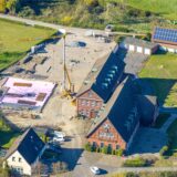 Links neben Haus Kreutzkamp baut die Volksbank Selm-Bork zwei Mehrfamilienhäuser. Auch rechts davon soll gebaut werden. Gegen das Vorhaben, dort drei dreigeschossige Mehrfamilienhäuser zu errichten, mehrt sich Protest.