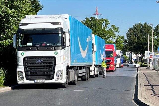 Auf der Hans-Böckler-Straße hat sich eine Schlange von Sattelzügen gebildet.