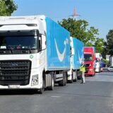 Auf der Hans-Böckler-Straße hat sich eine Schlange von Sattelzügen gebildet.