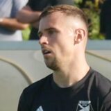 Mike Taeger schaut den Schiedsrichter an.