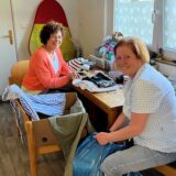 Sylke Vogt und Astrid Kohlstrung, Mitarbeiterinnen bei Bärenstark in Kamen, sortieren Kleidung.