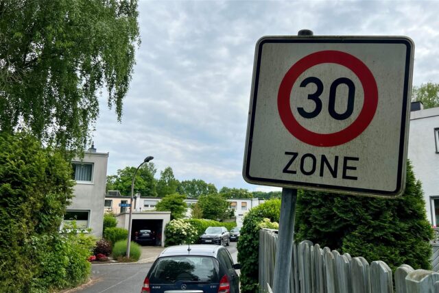 An der Stralsunder Straße in Unna steht ein Verkehrszeichen, das eine Tempo-30-Zone ausweist.