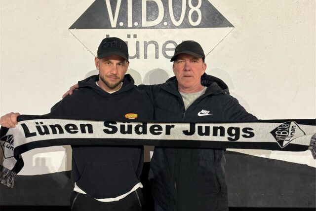 Patrick Neumann (l.) neben Carsten Broda. Sie halten einen Schal.