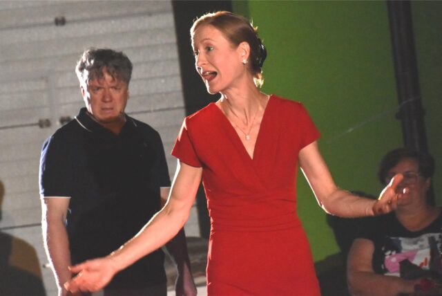 Susanne Hocke und Jürgen Larys – hier gemeinsam auf der Bühne – haben ihre Leidenschaft fürs Theater zum Beruf gemacht. Sie geben sie aber auch zusammen mit Jan N. Schmitt  im Förderverein Theater Lünen an junge Leute weiter – beim Festival Junges Theater, das trotz Widrigkeiten Ende Juni 2025 wieder stattfindet.