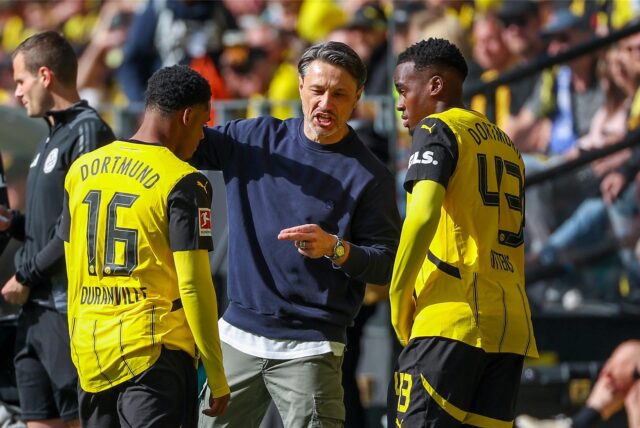 Niko Kovac spricht mit Julien Duranville und Jamie Gittens.