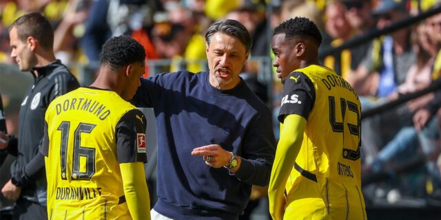 Niko Kovac spricht mit Julien Duranville und Jamie Gittens.