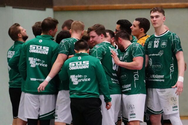 Die Cobras des SuS Oberaden bilden einen Spielerkreis