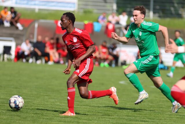 Ibrahim Diallo rennt mit dem Ball.