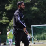 Sedat Sener hat Krücken in der Hand.