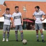 Yannick Lachowicz, Marvin Stöver und Leon Becker vom Werner SC überlegen, wer den Freistoß ausführt.