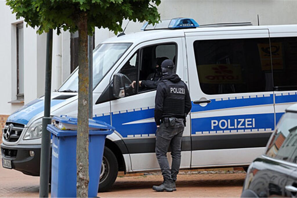 Polizei durchsucht Räume im Gebäude 