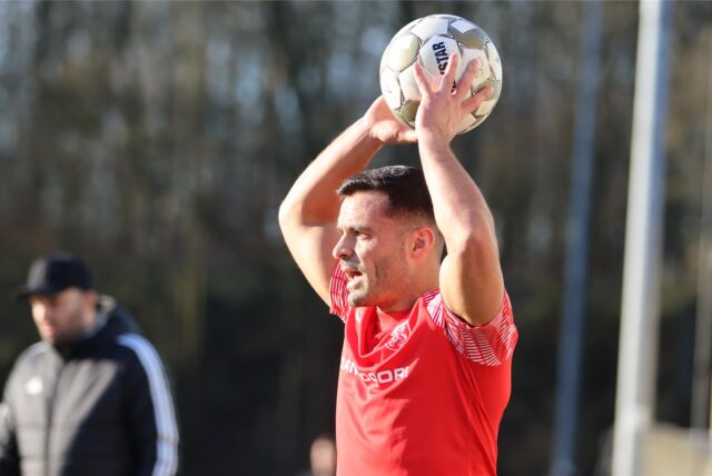 Serdar Bingöl wirft den Ball ein.