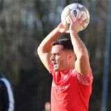 Serdar Bingöl wirft den Ball ein.