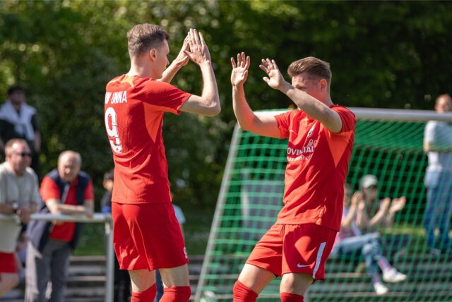 Jannes Krupka und Jesper Böhne klatschen sich ab.