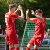 Jannes Krupka und Jesper Böhne klatschen sich ab.