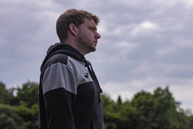 Dunkle Wolken ziehen über Heessens Trainer Kevin Schulzki am Himmel auf.