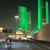 Harley-Fahrer Holger Determeyer vor der Kulisse von Katar.