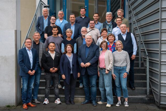 Eine Gruppe von Lokalpolitikern der SPD Unna steht auf einer Treppe der Lindenbrauerei