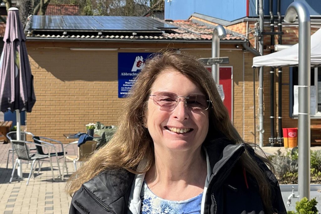 Die Vorsitzende des Vereins Freibad Bornekamp Jessica Mense steht im Freibad und lächelt in die Kamera Die Vorsitzende des Vereins Freibad Bornekamp Jessica Mense steht im Freibad und lächelt in die Kamera