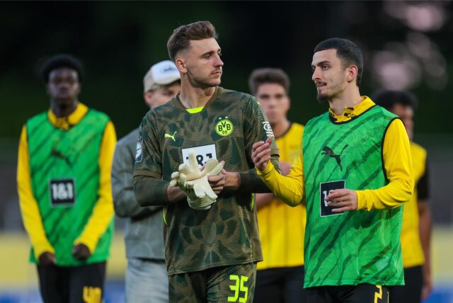 Marcel Lotka spricht mit Baran Mogultay.