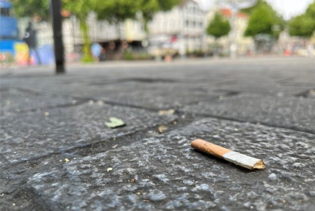 Auf dem Alten Markt in Kamen liegt ein Zigarettenstummel auf dem Boden.