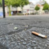 Auf dem Alten Markt in Kamen liegt ein Zigarettenstummel auf dem Boden.