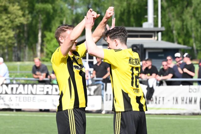 Henri Böcker klatscht seinen Teamkollegen Freddy Stöwe ab.