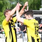 Henri Böcker klatscht seinen Teamkollegen Freddy Stöwe ab.