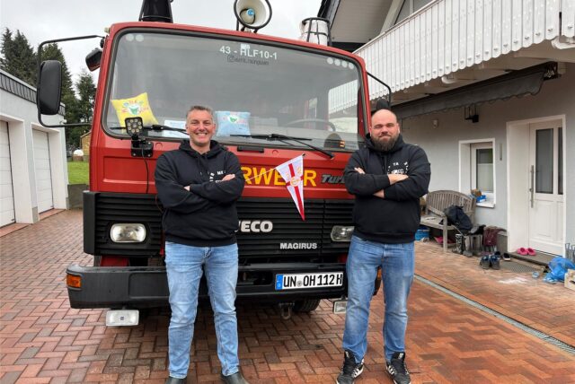 Marcel Knappe und Thore Aschmann vor ihrem umgebauten Feuerwehr-Oldtimer